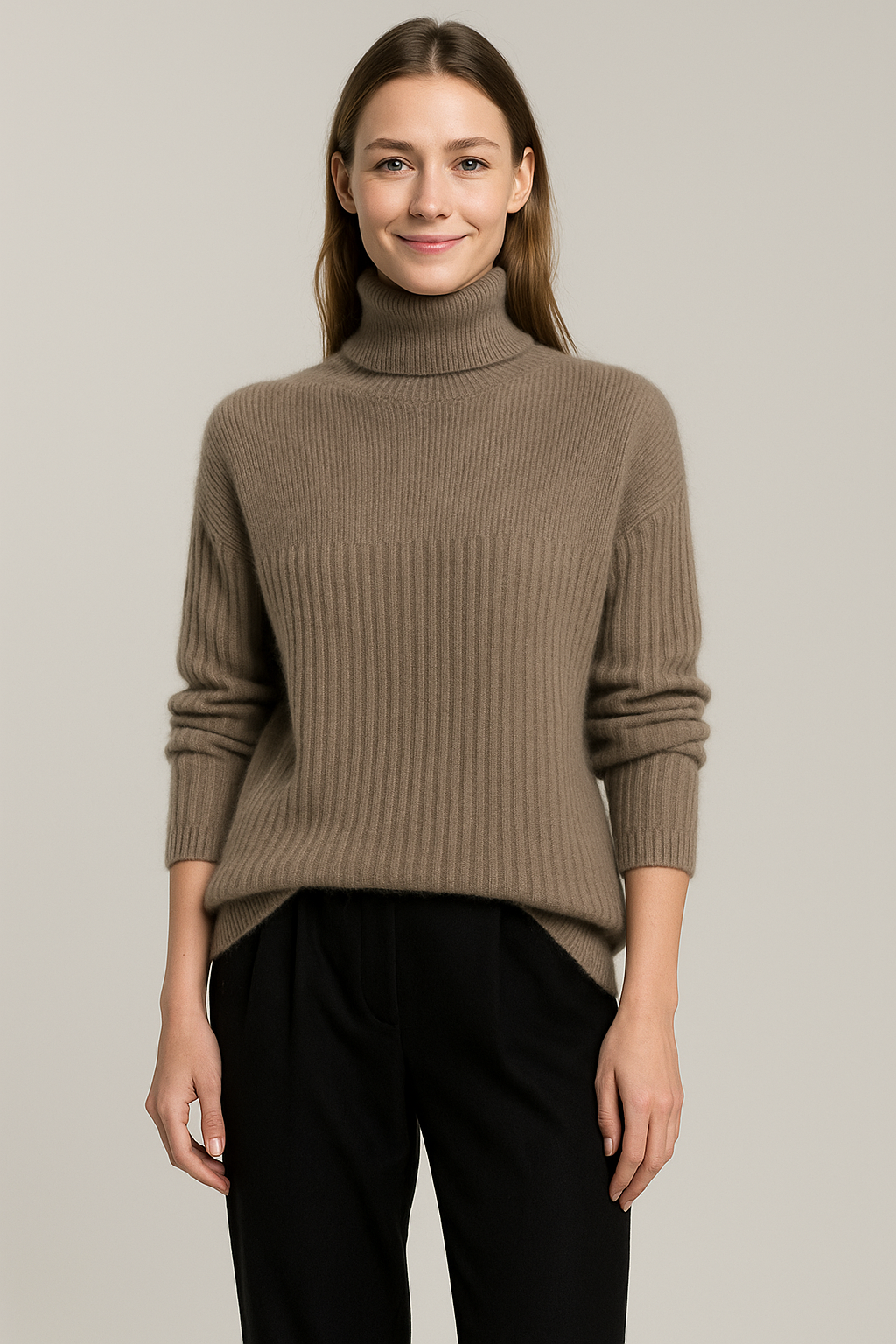 Sweter z golfem w kolorze taupe z prążkowaną fakturą